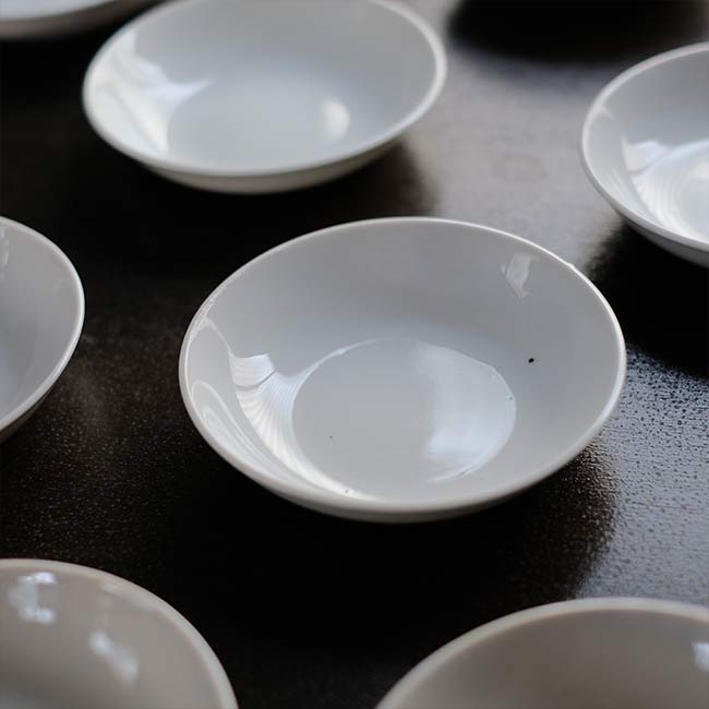 深さのある白磁の小皿 φ13cm – zakka store towi