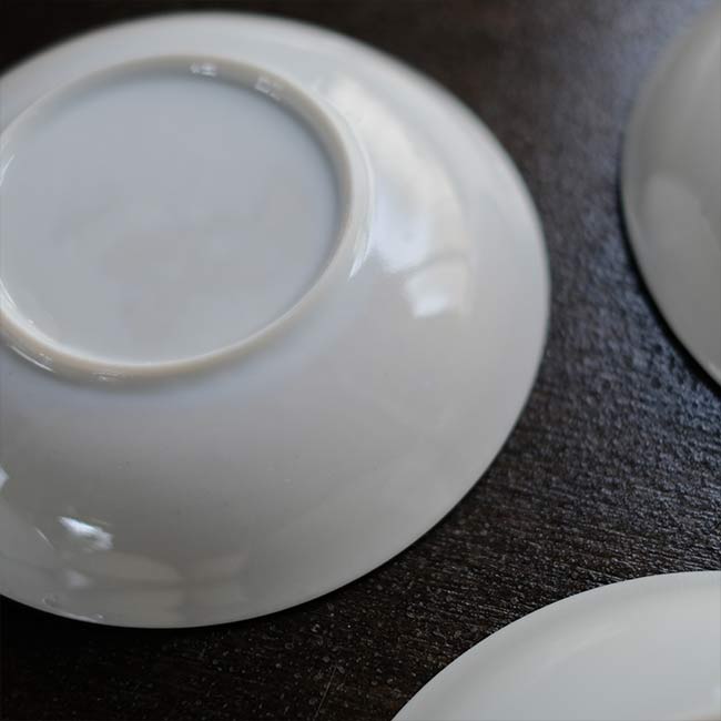 深さのある白磁の小皿 φ13cm – zakka store towi