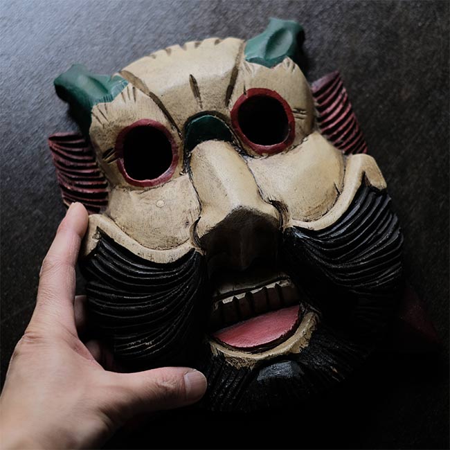 魔除けのマスク