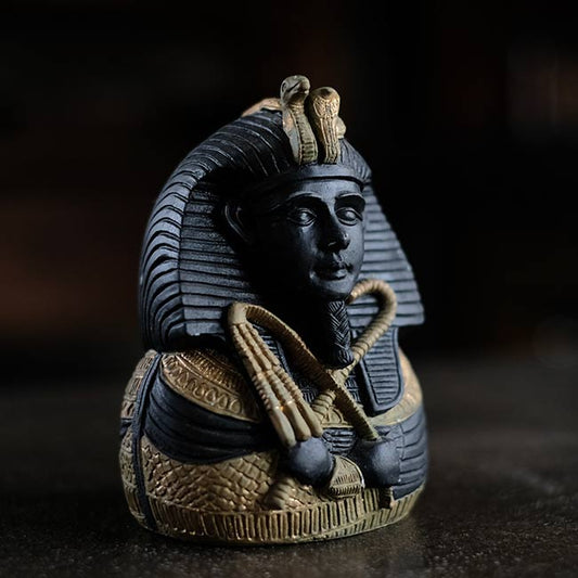 Tutankhamun figure