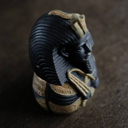Tutankhamun figure