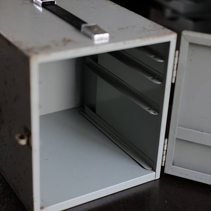 扉付きスチール製の引き出し（B5、4段）