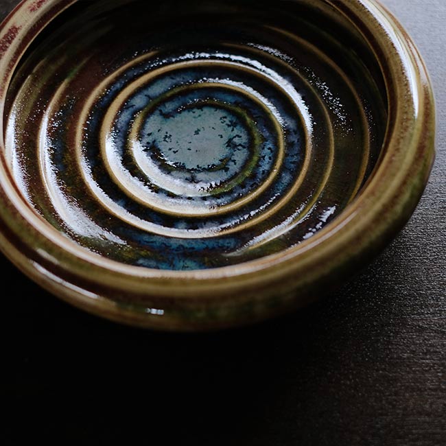 渦巻き模様の水盤