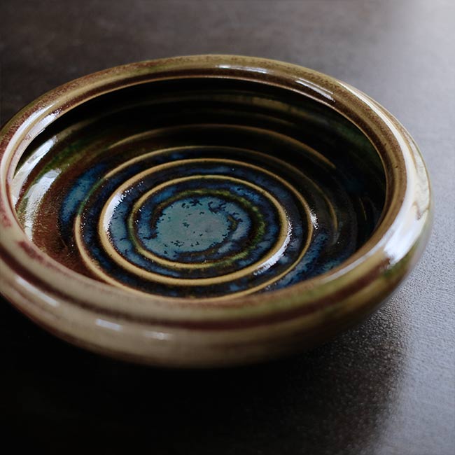 渦巻き模様の水盤