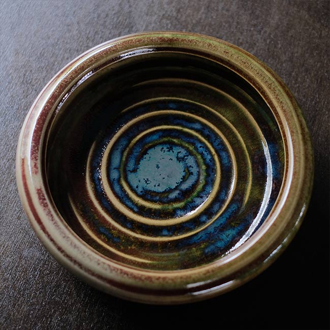 渦巻き模様の水盤