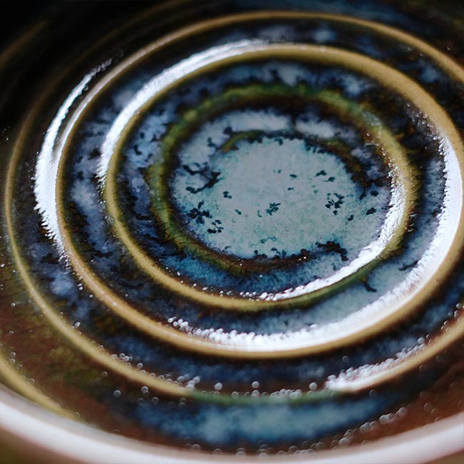 渦巻き模様の水盤