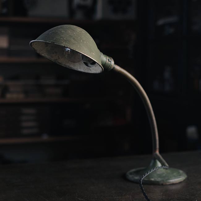 グースネックのデスクランプ