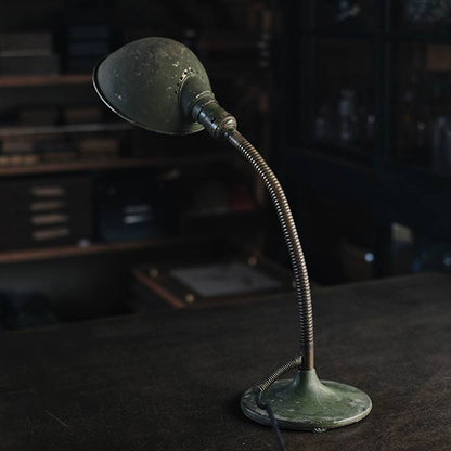 グースネックのデスクランプ