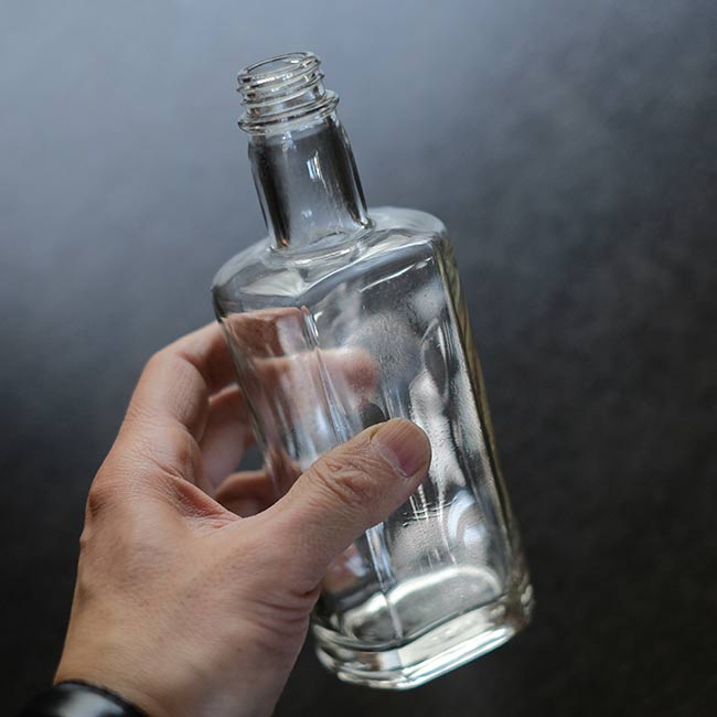 分厚いガラスボトル