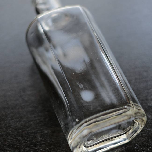 分厚いガラスボトル