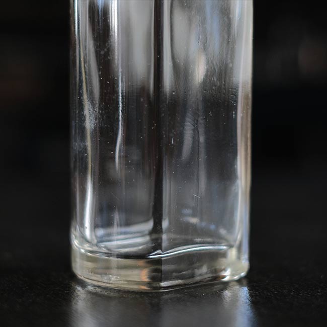 分厚いガラスボトル