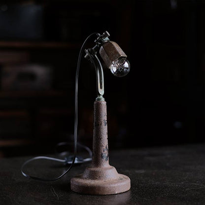 何かの工具を使ったデスクランプ