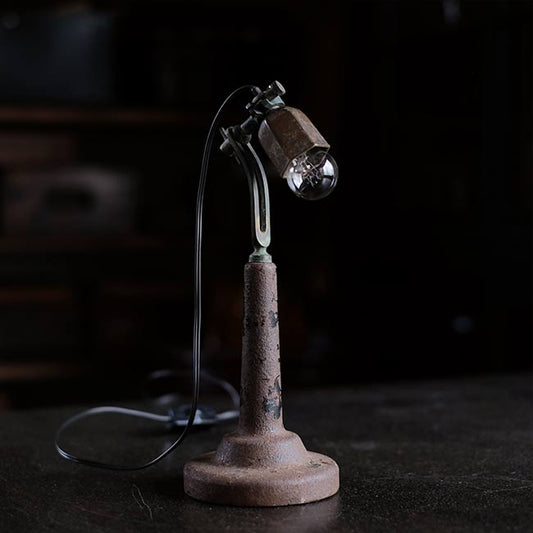 何かの工具を使ったデスクランプ