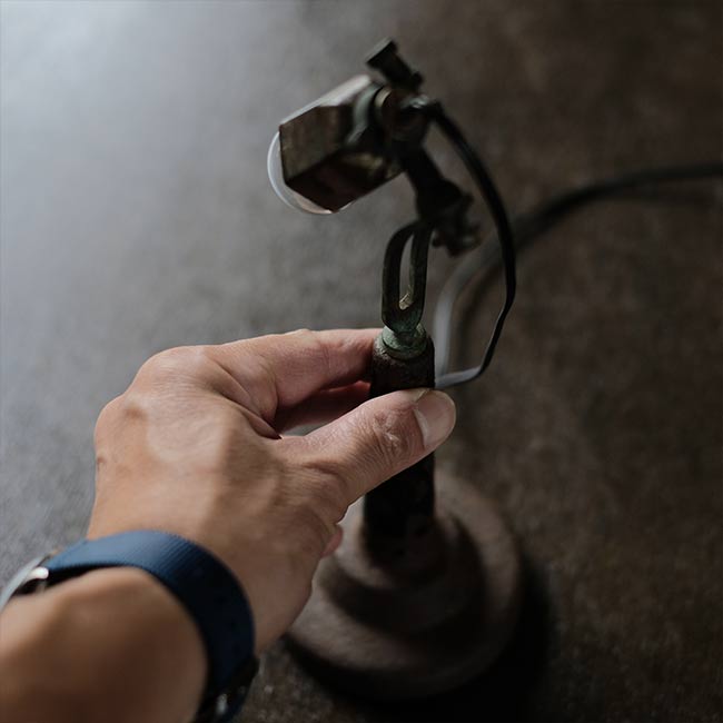 何かの工具を使ったデスクランプ