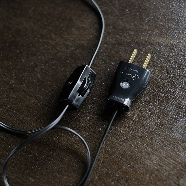 何かの工具を使ったデスクランプ