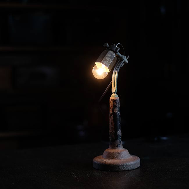 何かの工具を使ったデスクランプ