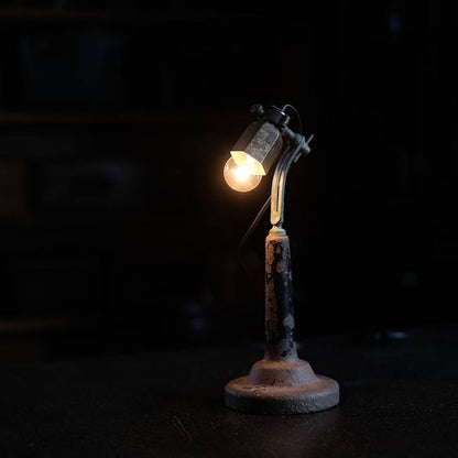 何かの工具を使ったデスクランプ