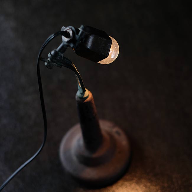 何かの工具を使ったデスクランプ