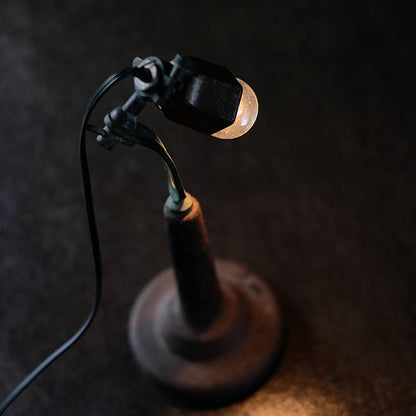 何かの工具を使ったデスクランプ