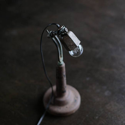 何かの工具を使ったデスクランプ