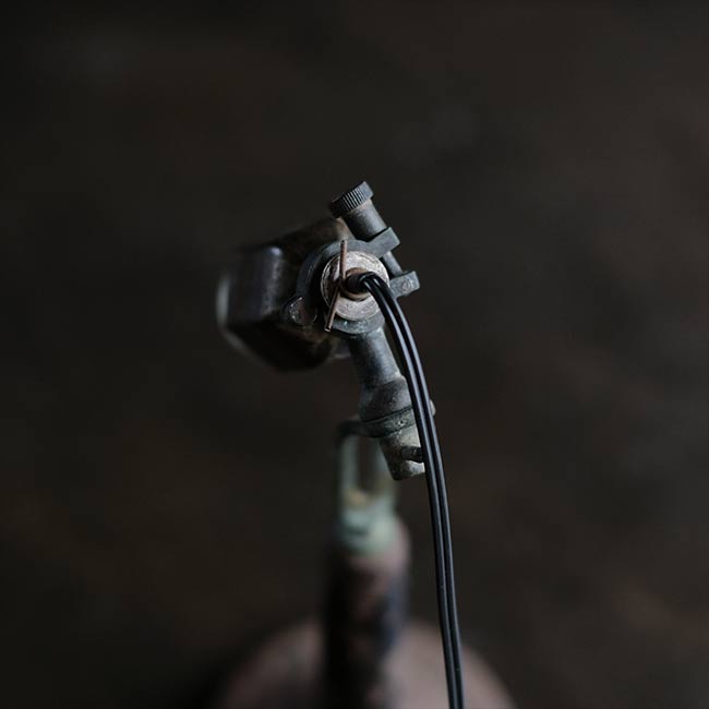 何かの工具を使ったデスクランプ