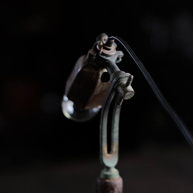 何かの工具を使ったデスクランプ