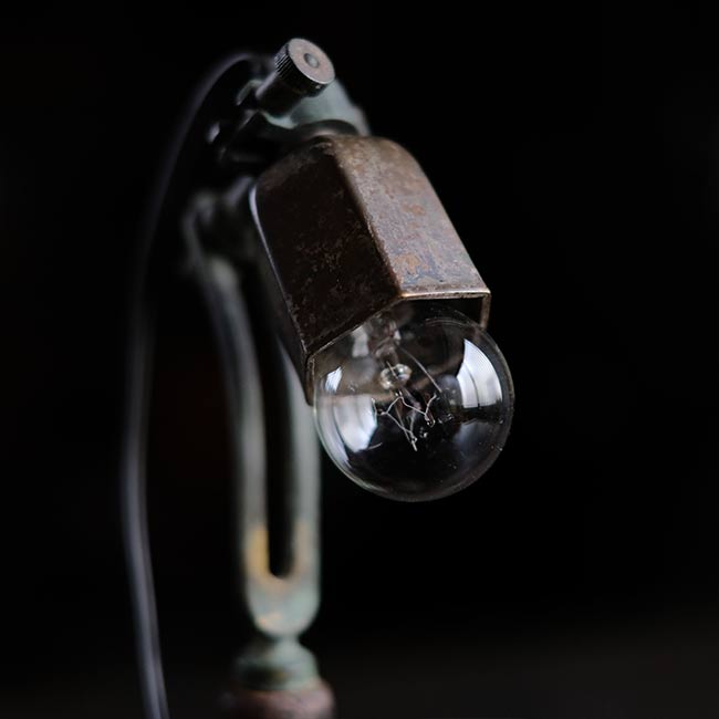 何かの工具を使ったデスクランプ