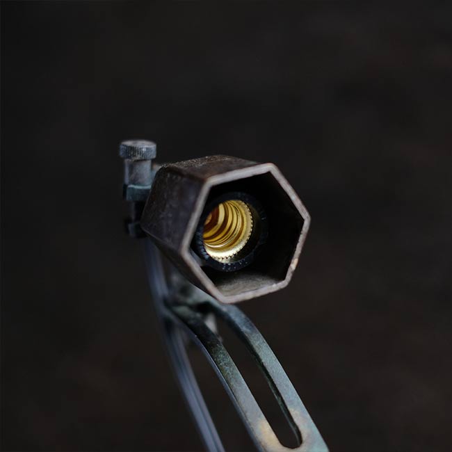 何かの工具を使ったデスクランプ