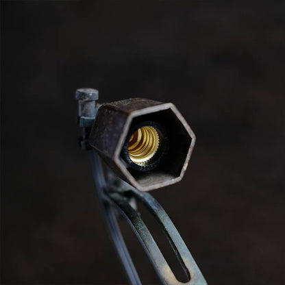 何かの工具を使ったデスクランプ