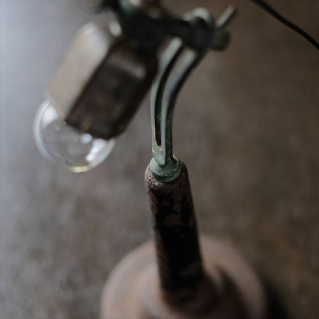 何かの工具を使ったデスクランプ