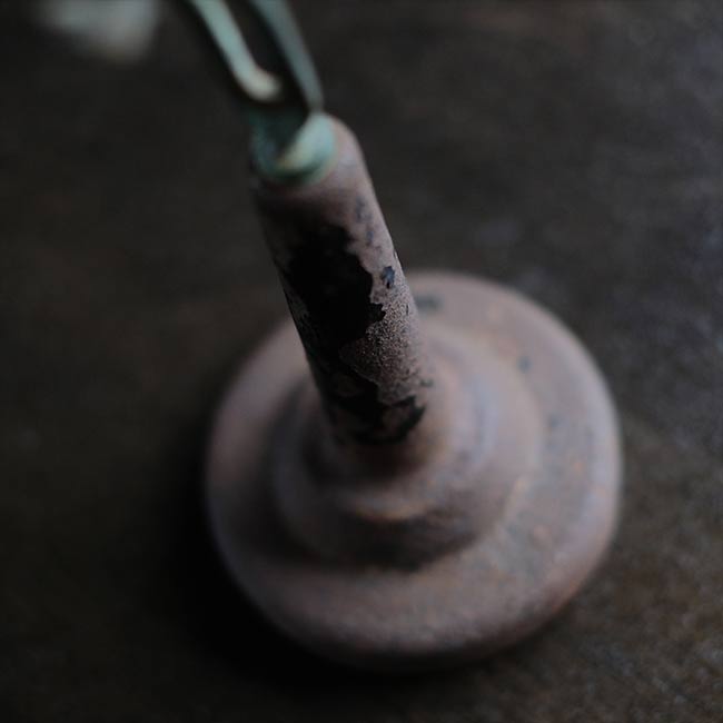 何かの工具を使ったデスクランプ