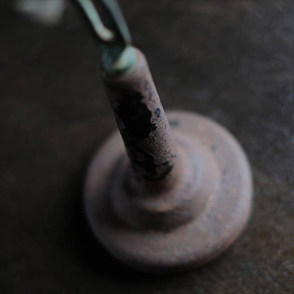 何かの工具を使ったデスクランプ