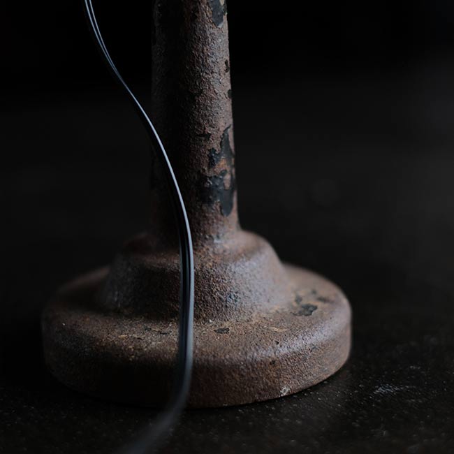 何かの工具を使ったデスクランプ