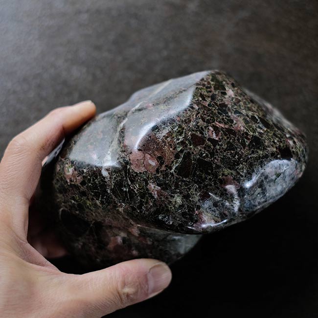 ピンクの模様が入った鑑賞石