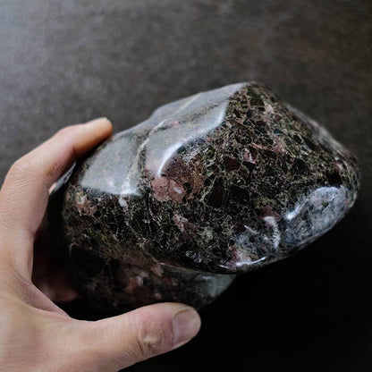 ピンクの模様が入った鑑賞石