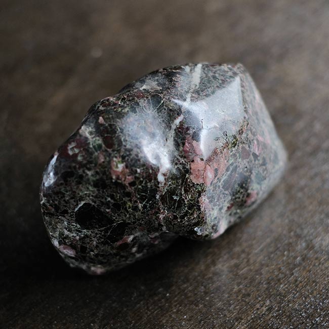 ピンクの模様が入った鑑賞石