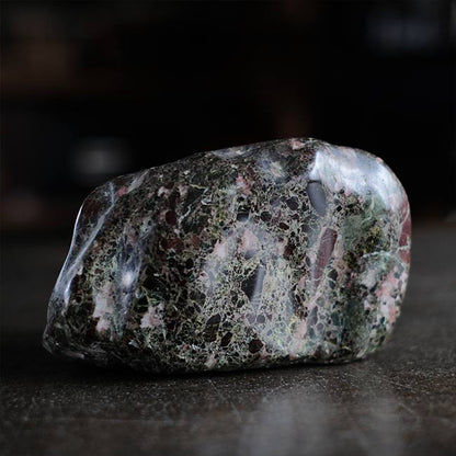 ピンクの模様が入った鑑賞石