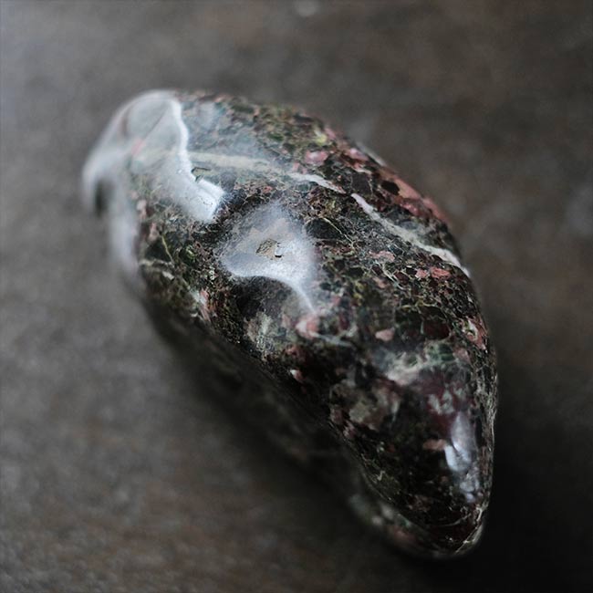 ピンクの模様が入った鑑賞石