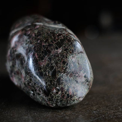 ピンクの模様が入った鑑賞石