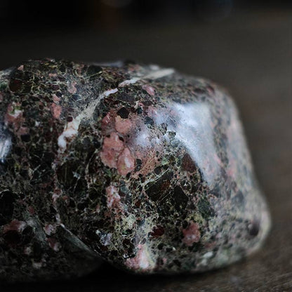 ピンクの模様が入った鑑賞石