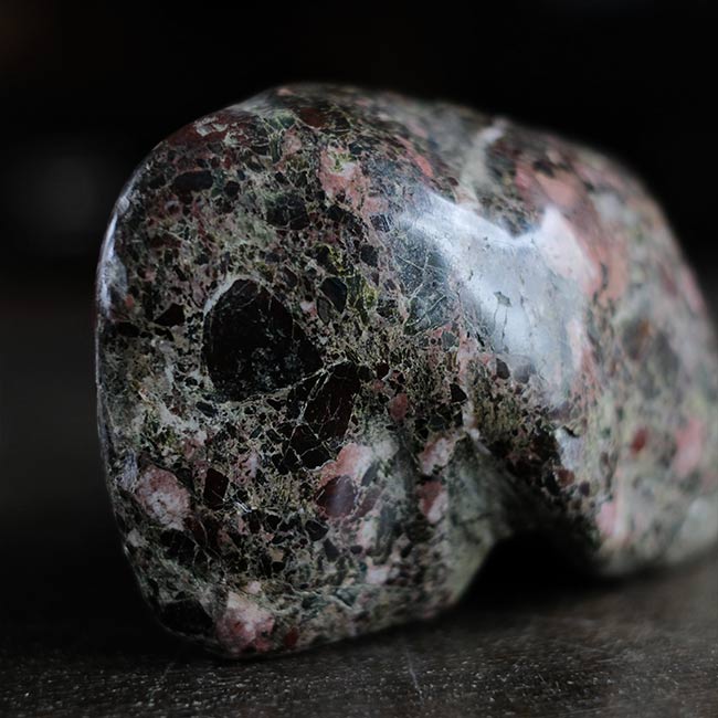 ピンクの模様が入った鑑賞石