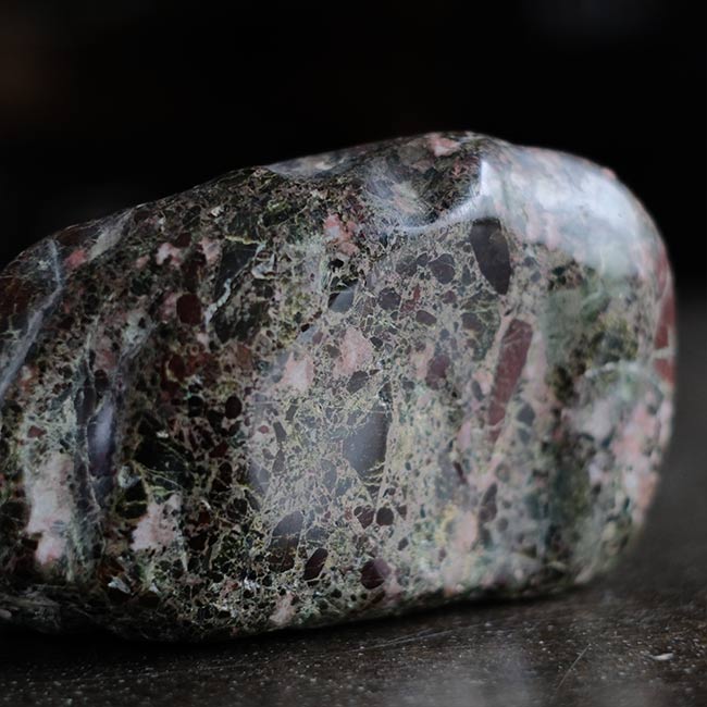 ピンクの模様が入った鑑賞石