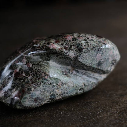 ピンクの模様が入った鑑賞石