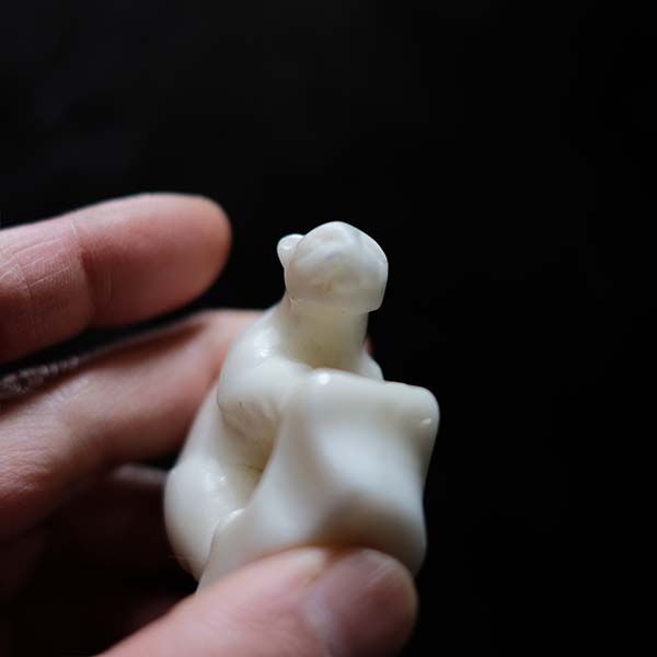 石彫の白クマ