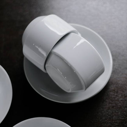 スタッキングできる白磁のカップ＆ソーサー