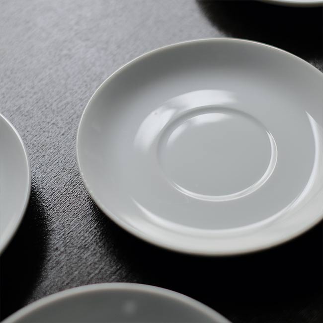 スタッキングできる白磁のカップ＆ソーサー