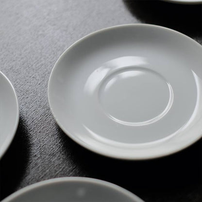 スタッキングできる白磁のカップ＆ソーサー