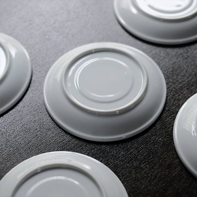スタッキングできる白磁のカップ＆ソーサー
