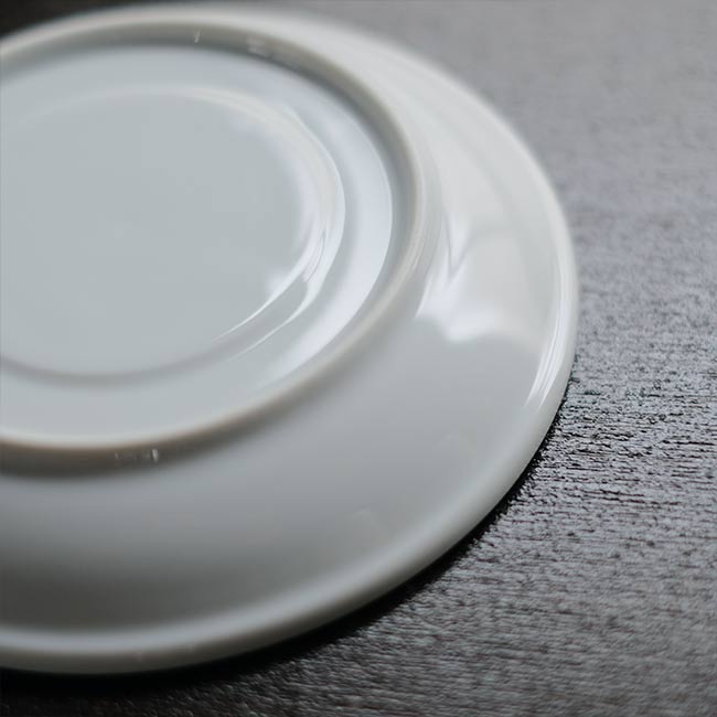 スタッキングできる白磁のカップ＆ソーサー