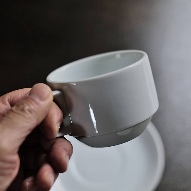 スタッキングできる白磁のカップ＆ソーサー